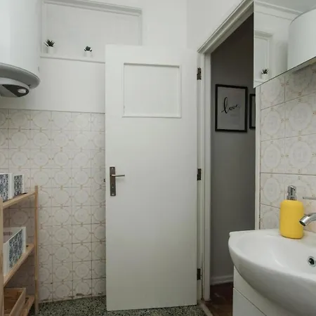 - Cost - Airport - Subway Apartment